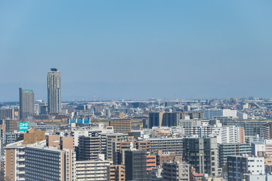 日本：荒川の青い岩淵水門が見える景色／北とぴあ・東京都北区