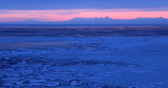 能取岬からオホーツク海の流氷と知床連峰の夜明け