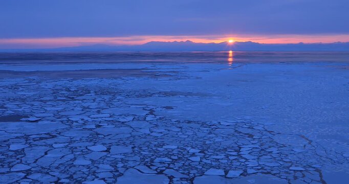 能取岬からオホーツク海の流氷と知床連峰の日の出