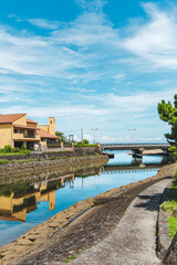 Fototapeta premium 伊豆の街を流れる川と橋が映る夏の青空の風景
