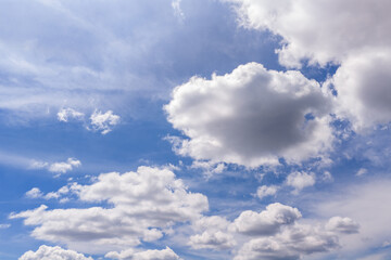Fototapeta premium Calm blue sky texture with soft clouds, atmospheric haze and copy space