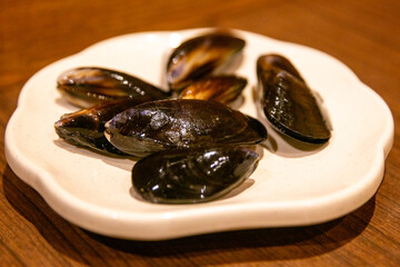 Cooked black mussels appetizer plate © InversedSlayer