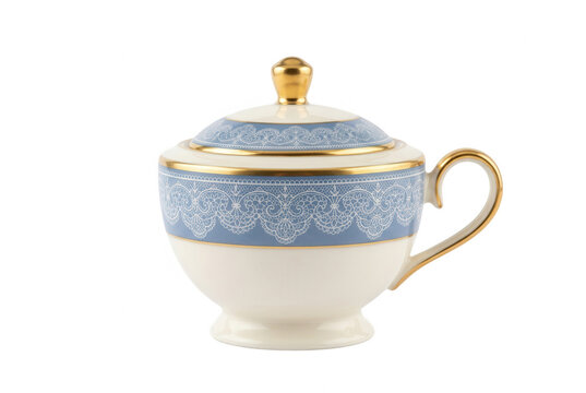 Azucarero de porcelana fina elegante con dise&ntilde;o de encaje azul y detalles en oro, aislado sobre un fondo blanco puro para presentaci&oacute;n de vajilla de lujo.