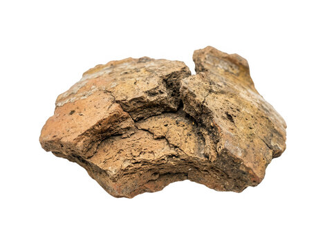 Un fragment de poterie ancienne en terre cuite avec une texture rugueuse et des bords cass&eacute;s, isol&eacute; sur un fond blanc pur pour une utilisation arch&eacute;ologique ou historique.