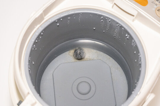 1年半掃除していない電気ポット内部に付着したカルキ・水垢・混入したゴミ・髪の毛
