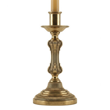 Um casti&ccedil;al de lat&atilde;o vintage elegante com detalhes ornamentados e uma vela de cera clara, isolado sobre um fundo branco puro, ideal para decora&ccedil;&atilde;o cl&aacute;ssica e design de interiores.