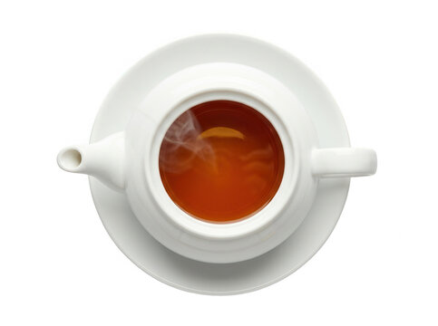 Vista superior de um bule de ch&aacute; de cer&acirc;mica branca cl&aacute;ssico contendo ch&aacute; preto quente com vapor saindo, isolado sobre um fundo branco puro para design minimalista.
