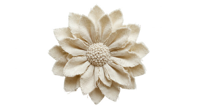Eine handgemachte Blume aus beigefarbenem Leinenstoff mit mehrlagigen Bl&uuml;tenbl&auml;ttern, freigestellt auf einem rein wei&szlig;en Hintergrund.