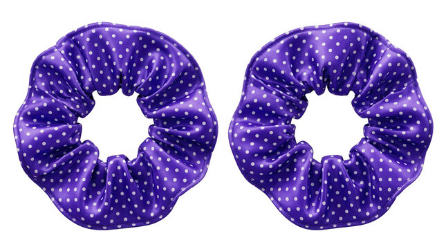 Zwei violette Haargummis mit wei&szlig;em P&uuml;nktchenmuster auf wei&szlig;em Hintergrund, isolierte Ansicht von zwei modischen Scrunchies f&uuml;r Frisuren und Haarstyling