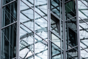 Fototapeta premium Moderne Bürogebäude Fassade aus Glas und Stahl, abstrakte Architektur im Detail, transparente Fensterstruktur, kommerzielle Immobilien, urbane Geschäftswelt