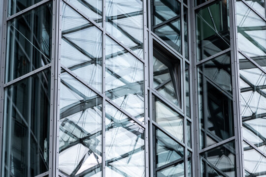 Moderne B&uuml;rogeb&auml;ude Fassade aus Glas und Stahl, abstrakte Architektur im Detail, transparente Fensterstruktur, kommerzielle Immobilien, urbane Gesch&auml;ftswelt