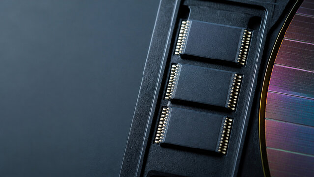 Memory Chips on Anti Static Tray with Silicon Wafer