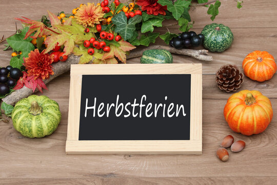  Kreidetafel mit Text Herbstferien und herbstlicher Dekoration
