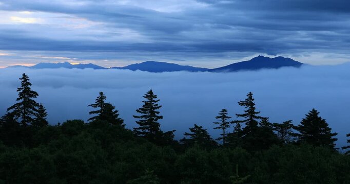 朝の小清水高原から雲海と知床連峰