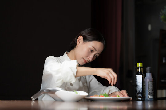 女性　料理人
