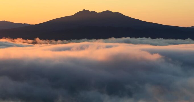 小清水高原から朝焼けの雲海と斜里岳