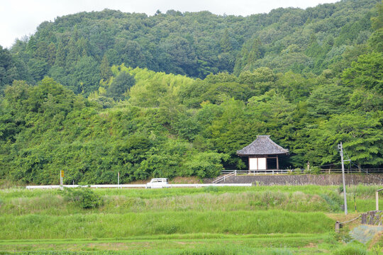 山の中の村はずれの、小さなお堂