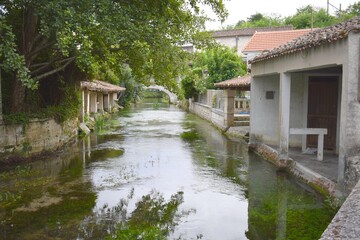 Fototapeta premium La rivière Boême à Mouthiers sur Boême, en Charente, Nouvelle Aquitaine, France. Elle coule entre les vieux lavoirs.