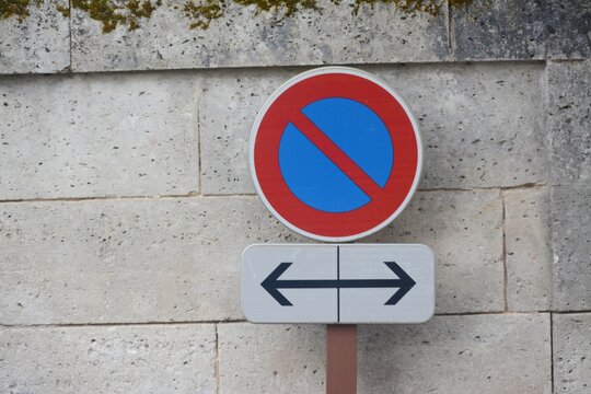 Panneau de circulation : interdiction de stationner des deux c&ocirc;t&eacute;s.