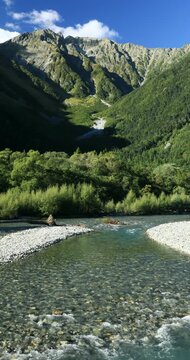 上高地の梓川と穂高連峰