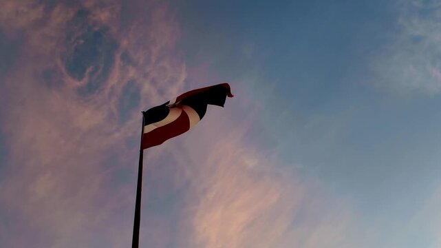 Amanecer bandera de la republica dominicana