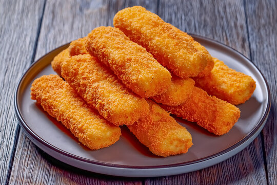 Viele Fischst&auml;bchen auf einem Teller