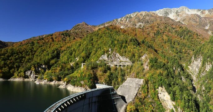 紅葉の黒部ダムと立山連峰