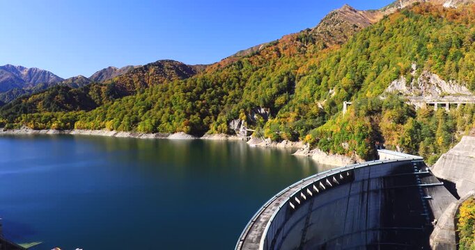 紅葉の黒部ダムと立山連峰