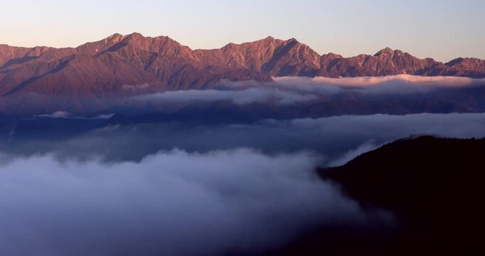 鷹狩山から雲海と朝焼けの北アルプス
