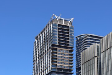 Fototapeta premium 青空に映える大阪・堂島のタワーマンション