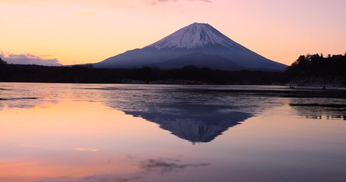 朝焼けの富士山と精進湖