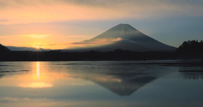 日の出の富士山と精進湖