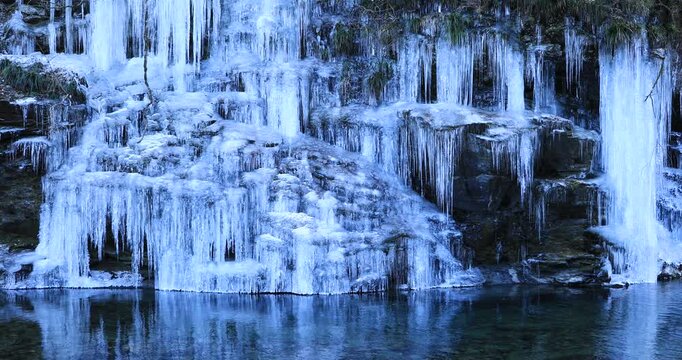 三十槌の氷柱