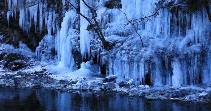 三十槌の氷柱