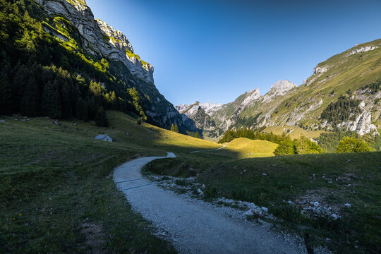 Kiesweg Richtung Seealpsee im Alpstein, Schweiz