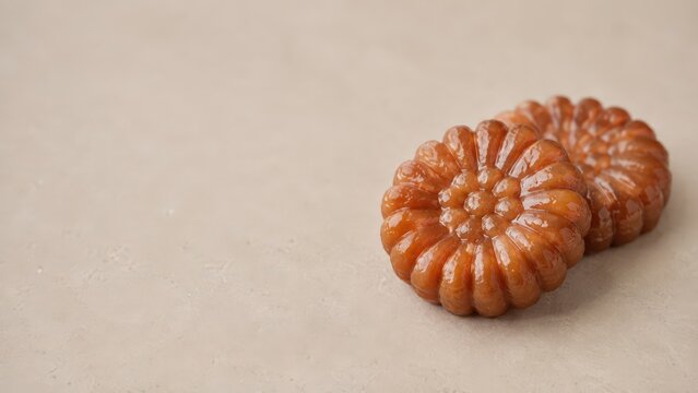 Yakgwa tradicional coreano, galletas de miel brillantes con forma de flor