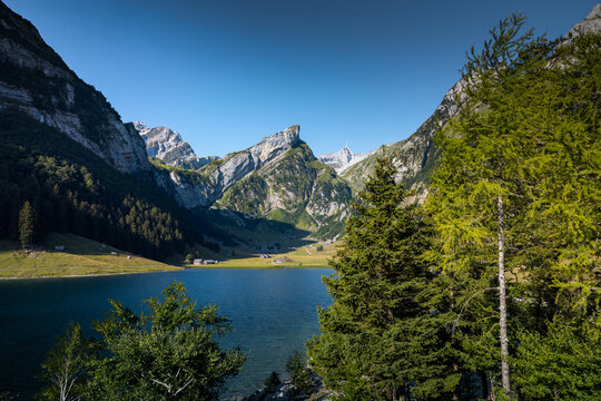 Bergsee Seealpsee umgeben von Felsw&auml;nden im Alpstein, Schweiz