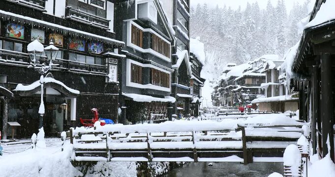 雪降りの銀山温泉