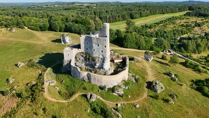 Średniowieczny Zamek obronny w Mirowie, Wyżyna Krakowsko-Częstochowska, Szlak Orlich Gniazd, na Jurze, Polska, Europa © Albin Marciniak