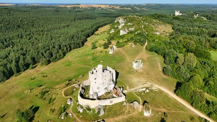 Średniowieczny Zamek obronny w Mirowie, Wyżyna Krakowsko-Częstochowska, Szlak Orlich Gniazd, na Jurze, Polska, Europa © Albin Marciniak