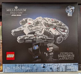 Fototapeta premium Caja de construcción de 25 years of Lego Star Wars, Millennium Falcon, en una tienda Carrefour, Madrid, España, 8 de junio de 2026