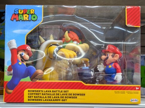 Caja de Super Mario con figuras del Set de Batalla de Lava de Bowser, del videojuego de Nintendo en tienda Carrefour en Madrid, Espa&ntilde;a, 8 de junio de 2026