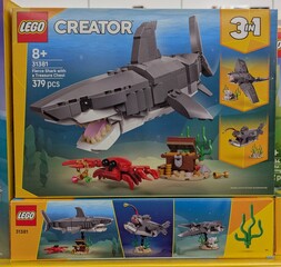 Fototapeta premium Caja de construcción de Lego Creator 3 in 1 Fierce Shark with a Treasure Chest, en una tienda Carrefour, Madrid, España, 8 de junio de 2026