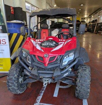 Vista frontal de un veh&iacute;culo todoterreno compacto con tracci&oacute;n en las cuatro ruedas CFMOTO ZForce , estacionado en un taller mec&aacute;nico de Madrid, 8 de junio de 2026