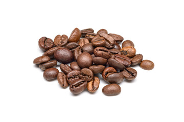 Naklejka premium Pile of roasted brown whole coffee beans isolated on white background