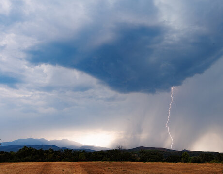 Un &eacute;norme cumulonimbus d&eacute;charge la foudre sur le sol des Aspres