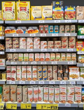 Coloridas latas de conservas con platos preparados de varias marcas en expositor de supermercado Ahorramas de Madrid, Espa&ntilde;a, 9 de junio de 2026