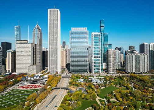 Chicago scenic cityscape. Chicago downtown city park and skyline. Autumn city park landscape. Cityscape with fall city park. Chicago cityscape skyline architecture. Skyscraper and landscape