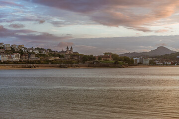 Naklejka premium Golden Sunset over La Concha Bay and Beach in San Sebastian, Basque Country, Spain