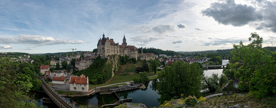 Panoramaansicht von Sigmaringen in der Schw&auml;bischen Alb mit Stadtschloss und der jungen Donau, Baden-W&uuml;rttemberg, Deutschland